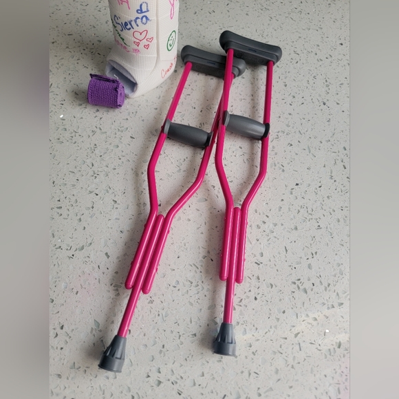 American Girl Doll McKenna Cast & Crutches set - Picture 7 of 9